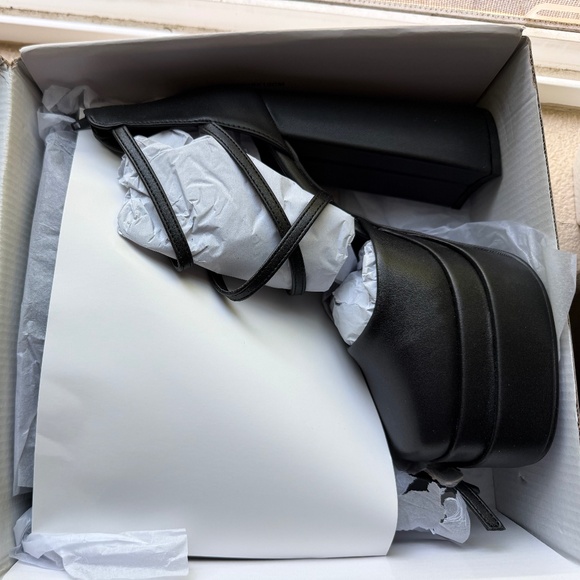 Black Heels - Picture 1 of 5